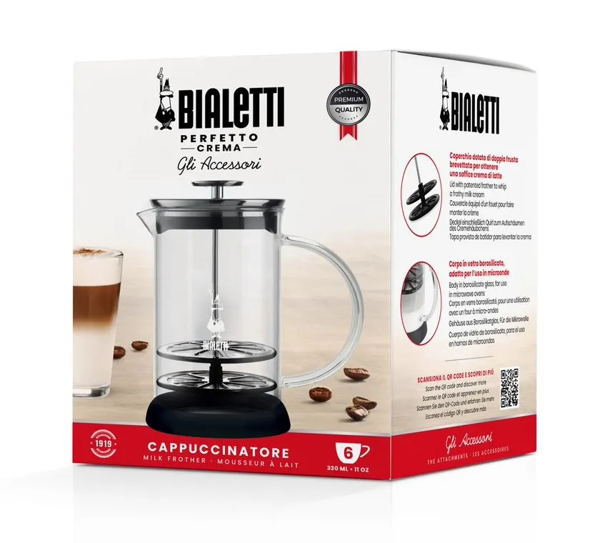 Egy Bialetti tejhabosító doboz üveg habosítóval és kávészemekkel.