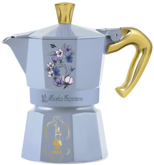 Kék kávéfőző, virágmintás, arany fogantyú és tető. A "Moka Express" felirattal.