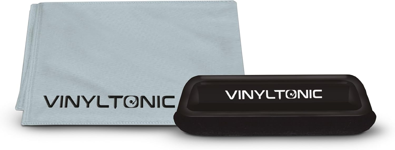 Szürke Vinyltonic kendő és fekete Vinyltonic tisztítóeszköz fehér háttéren.