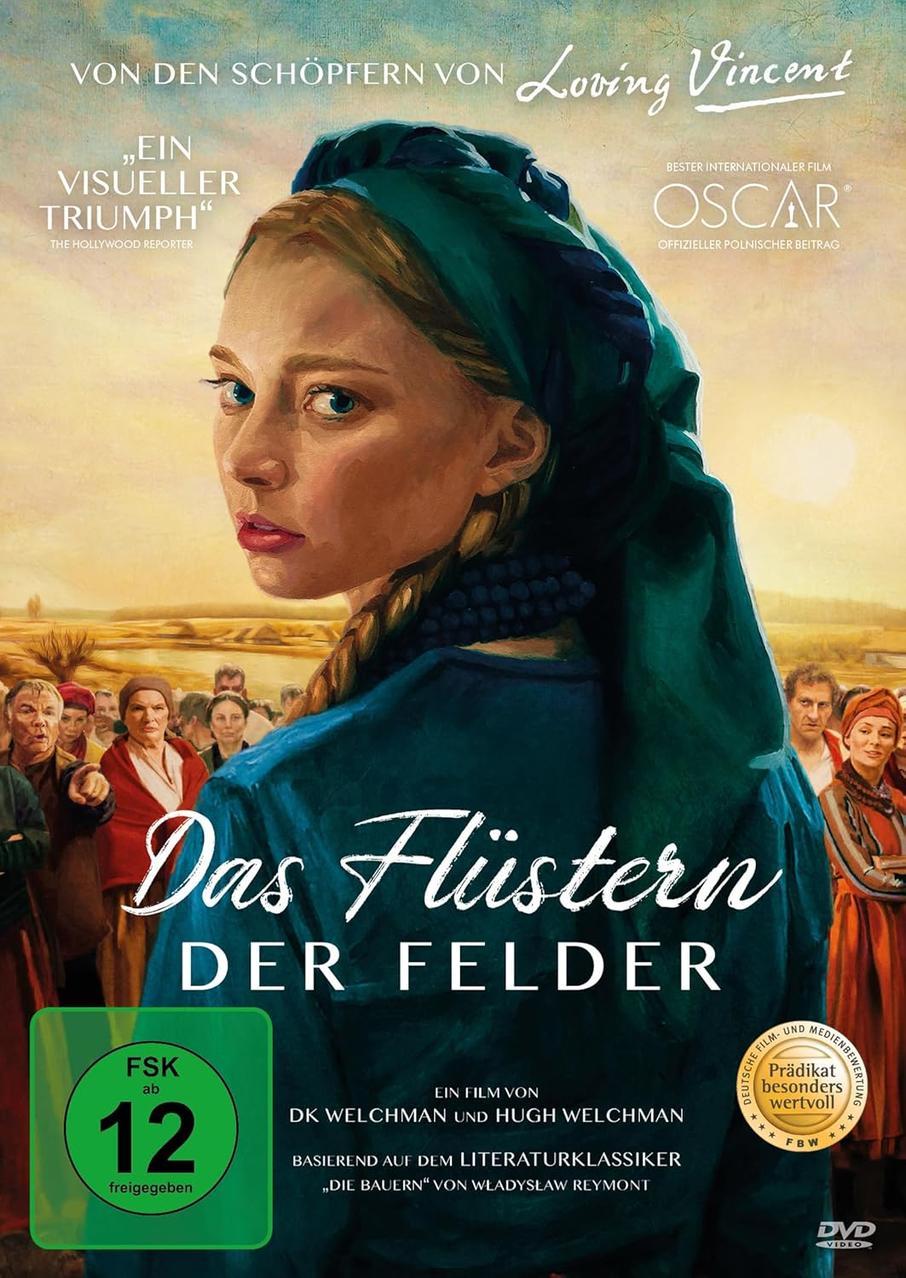 Filmplakat mit einer Frau mit Kopftuch, betitelt 'Das Flüstern der Felder', mit Hintergrund von Menschen.