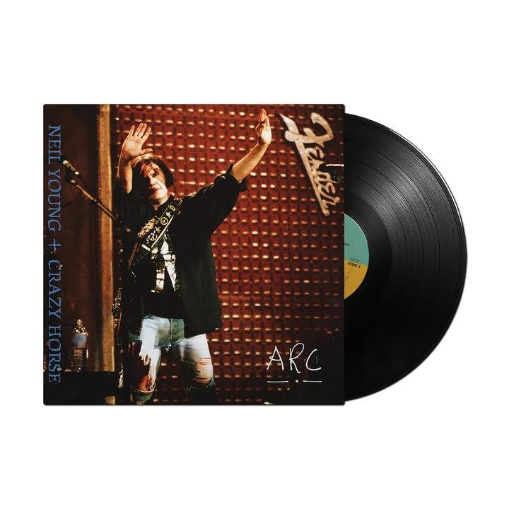 Neil Young + Crazy Horse 'ARC' vinyl album. A borítón egy férfi látható, aki a karjait emeli.