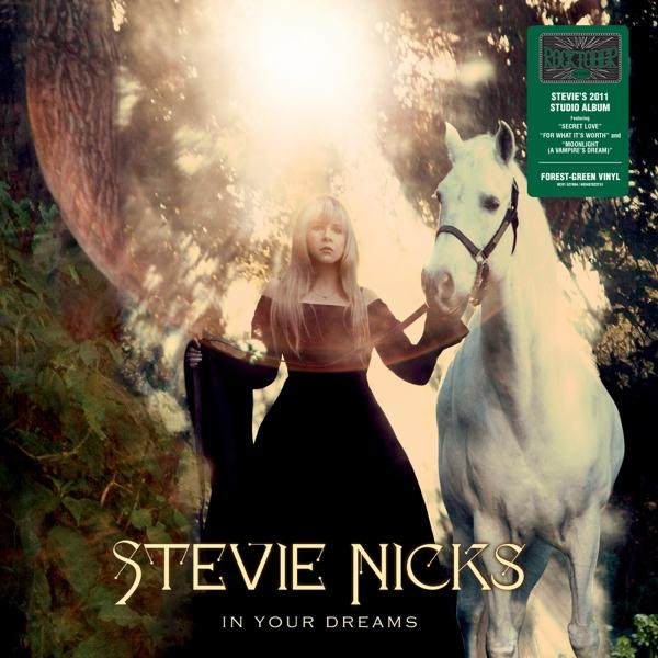 Stevie Nicks 'In Your Dreams' album borítója. Stevie Nicks-et mutatja egy erdőben, egy fehér lóval.