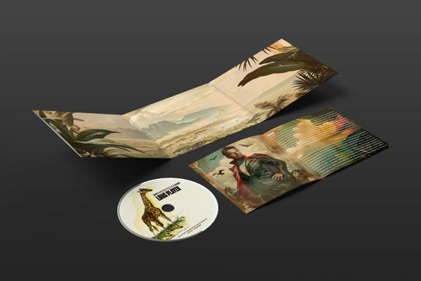 CD mit geöffneten Albumseiten. Das Bild zeigt eine Landschaft mit einem Mann und Dschungelszenen.