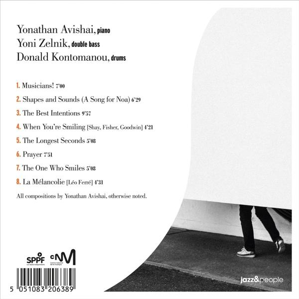 Albumcover mit Text, der Musiker und Titel auflistet. Schwarz-Weiß-Foto von Beinen rechts.