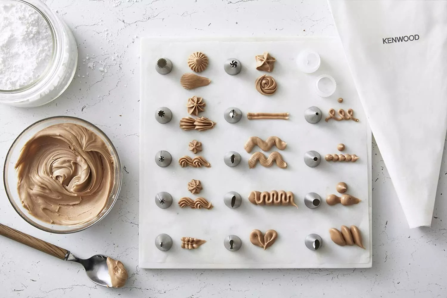 Biały dokument z tekstem, czarne tło.