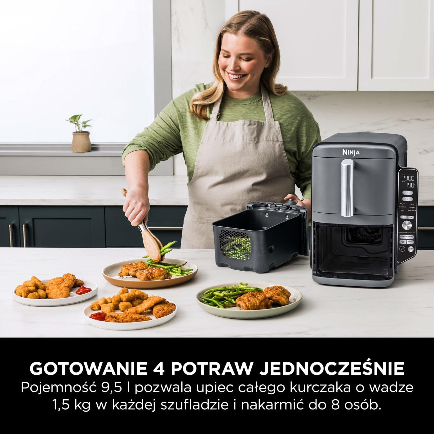 Kobieta używa szczypiec do układania jedzenia. Frytkownica beztłuszczowa po prawej.