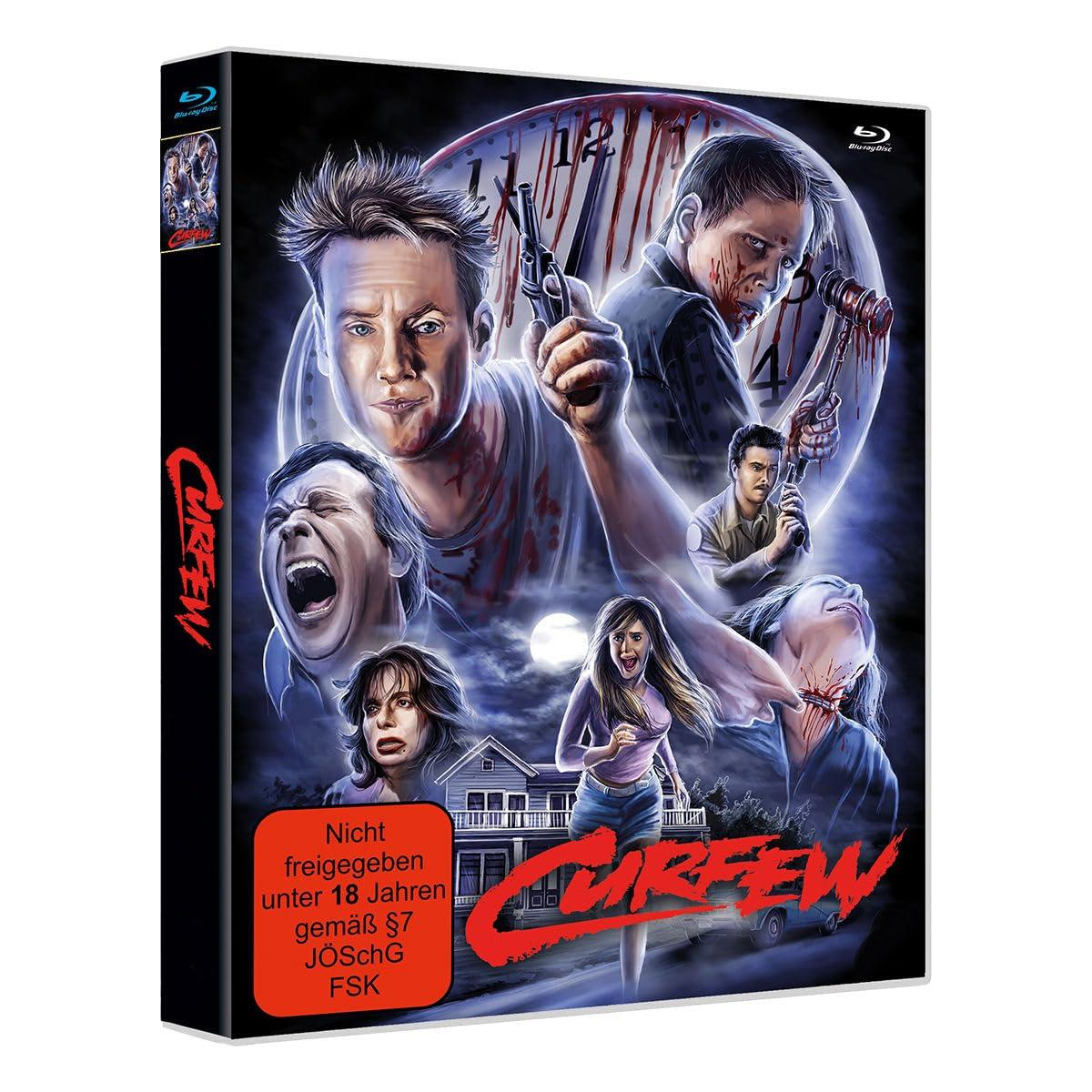 Filmcover: Menschen in einer Horrorszene, mit Blut und einem Haus im Hintergrund.
