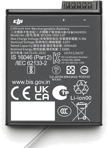 Une batterie noire et grise avec du texte et des symboles sur fond blanc.