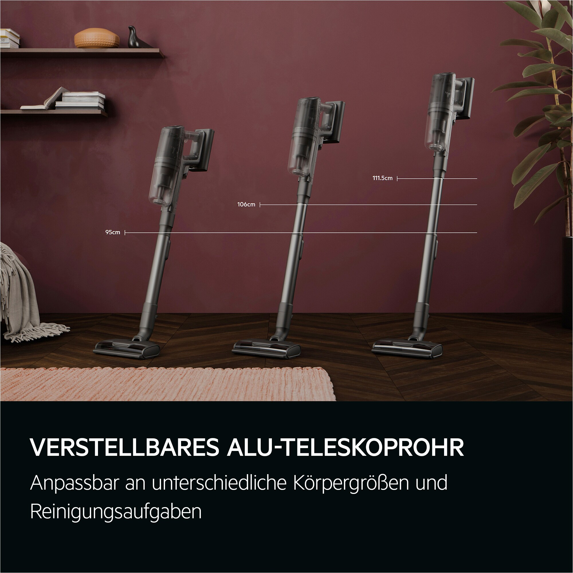 Drei Staubsauger stehen mit verstellbaren Höhenmarkierungen. Ein Teppich und Holzboden im Vordergrund, mit burgunderfarbener Wand.