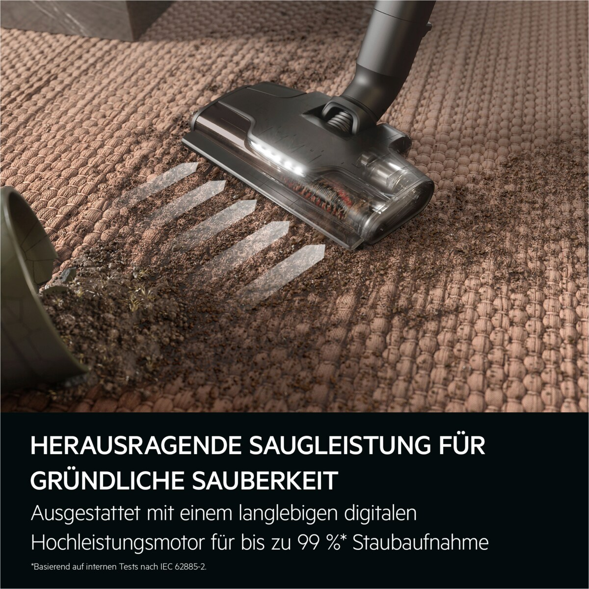 Ein Staubsaugerkopf reinigt einen braunen Teppich und entfernt Schmutz. Nahaufnahme zeigt den Staubsauger und Schmutz.