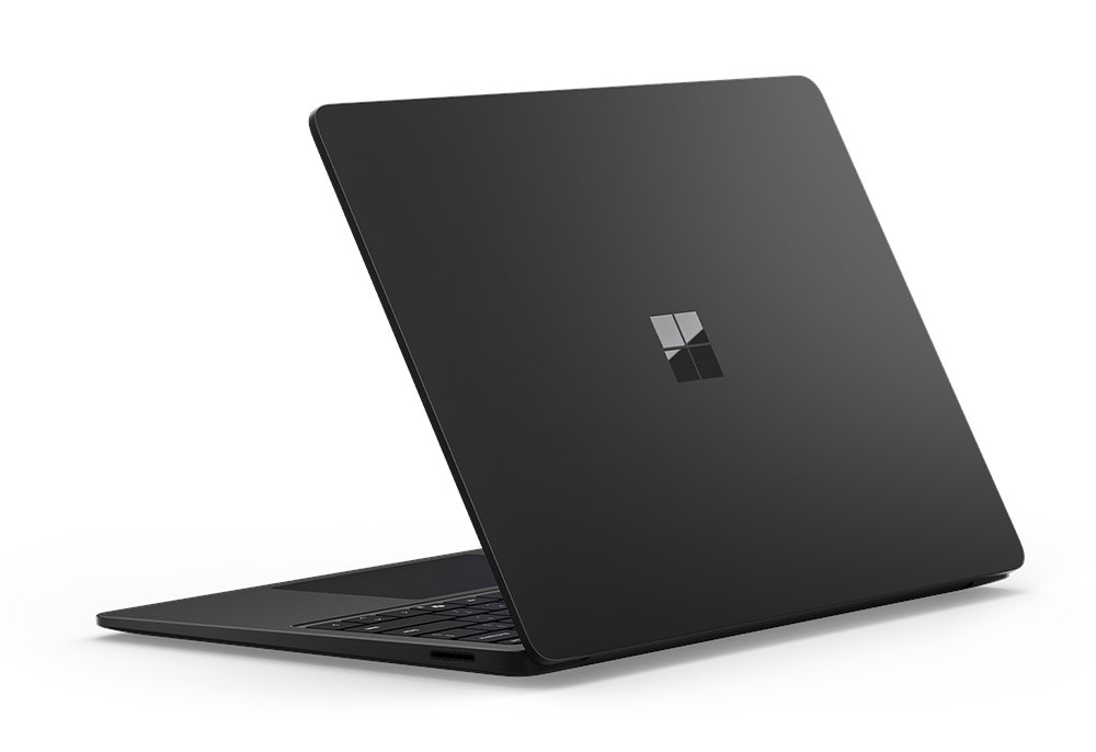 Czarny laptop z tyłu, zamknięty, z logo Microsoft. Białe tło.