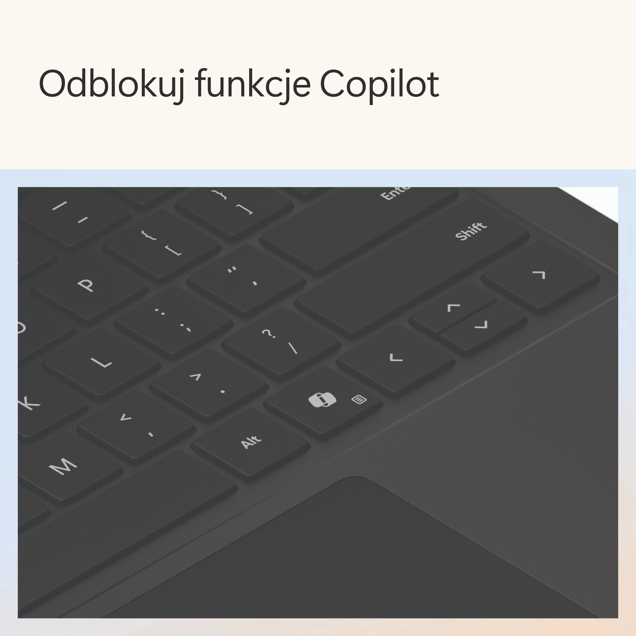 Klawiatura z podświetlonym klawiszem Copilot, pokazująca fragment klawiatury laptopa.