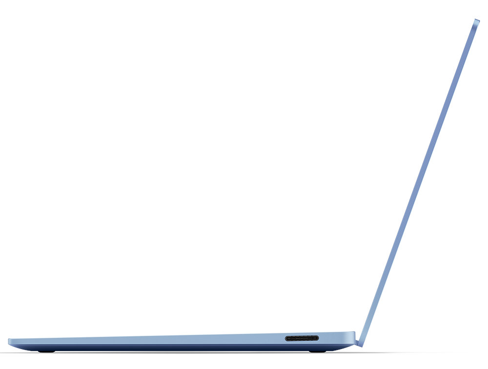 Niebieski laptop na białym tle, widok z boku, z ekranem otwartym pod kątem.
