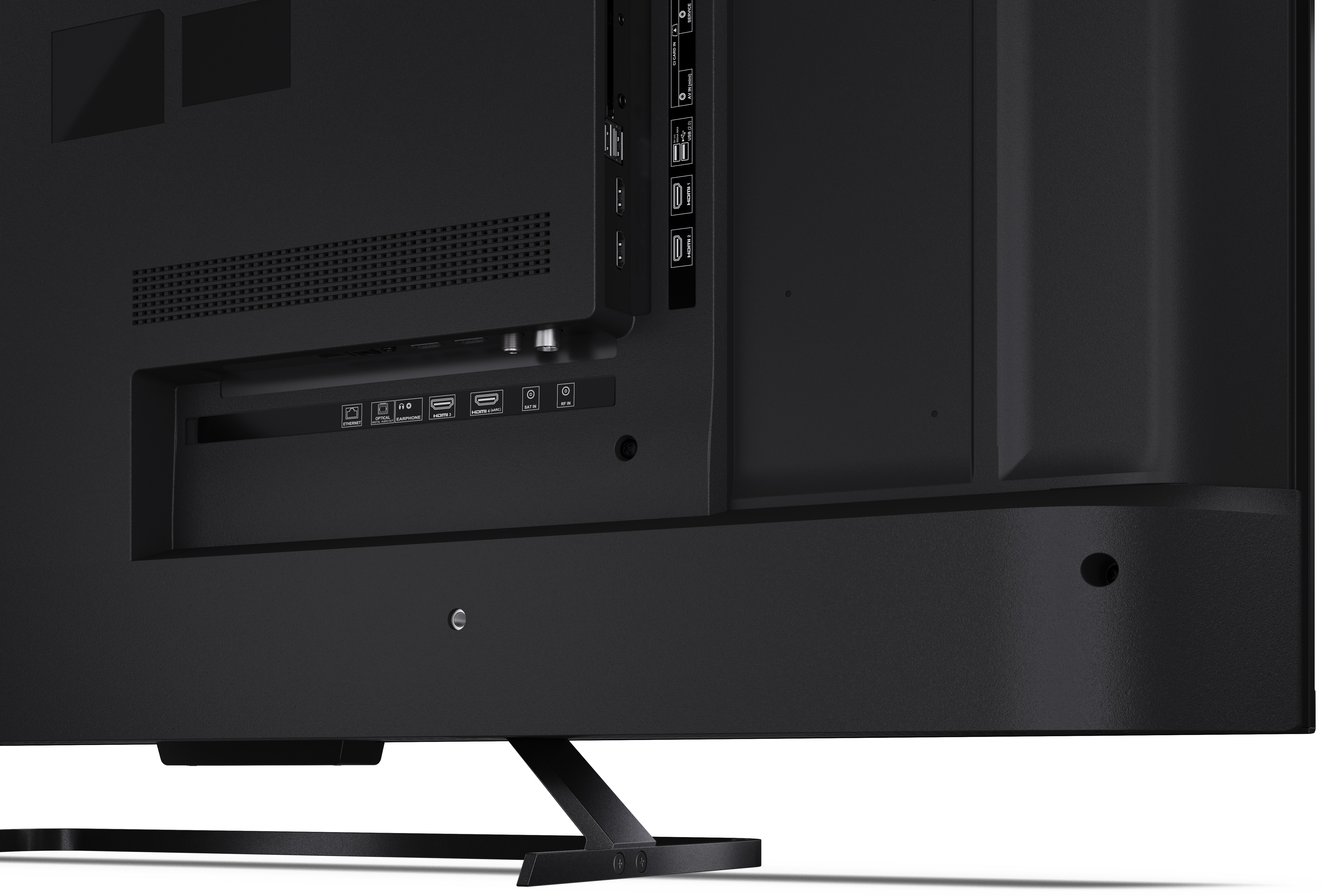 Widok z tyłu czarnego telewizora z portami i połączeniami, na białym tle.