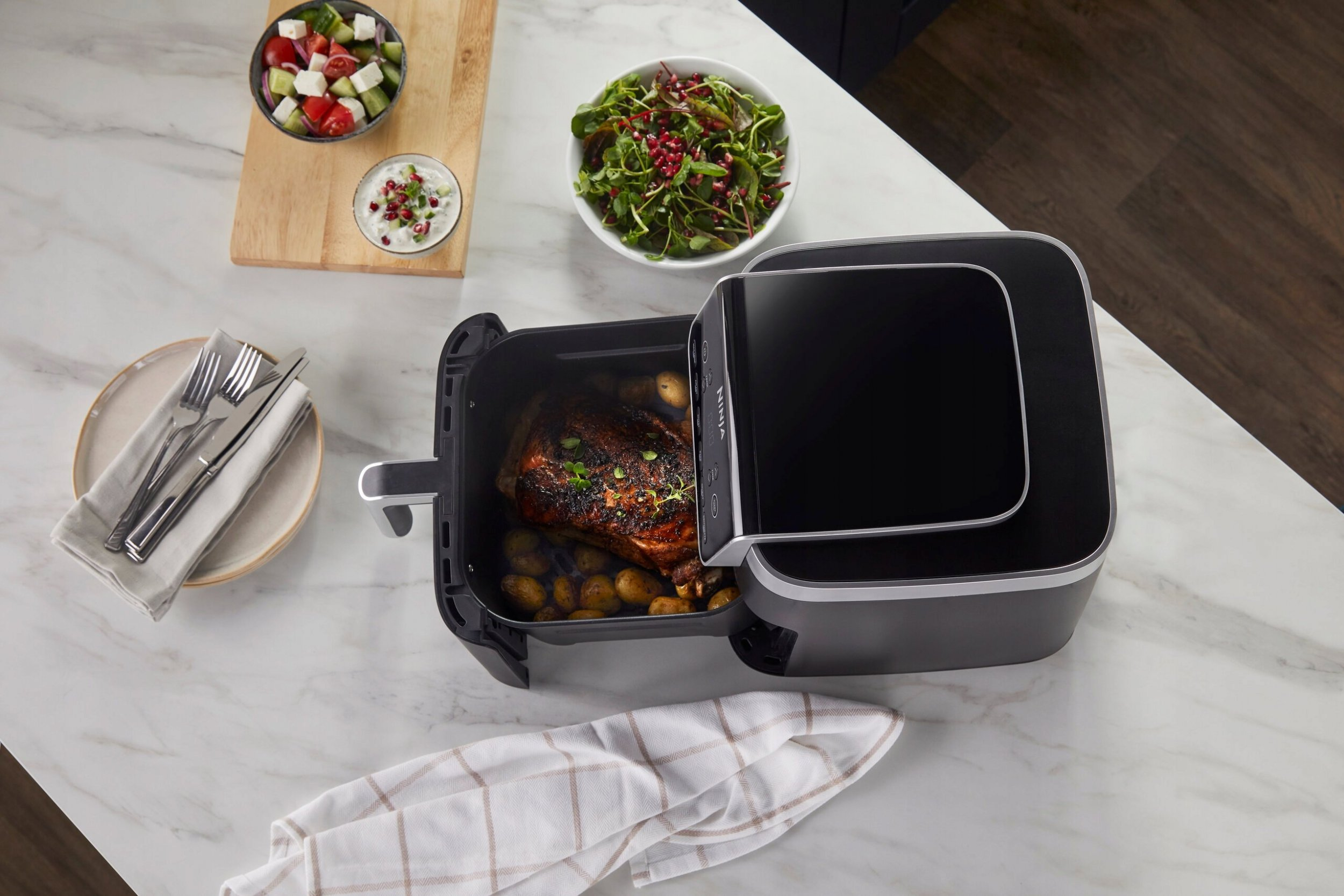 Blat kuchenny z frytkownicą powietrzną i dodatkami.