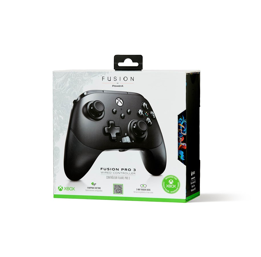 Siyah bir Xbox kontrolcüsü kutuda. Kutu, ürün adını ve özelliklerini gösterir.