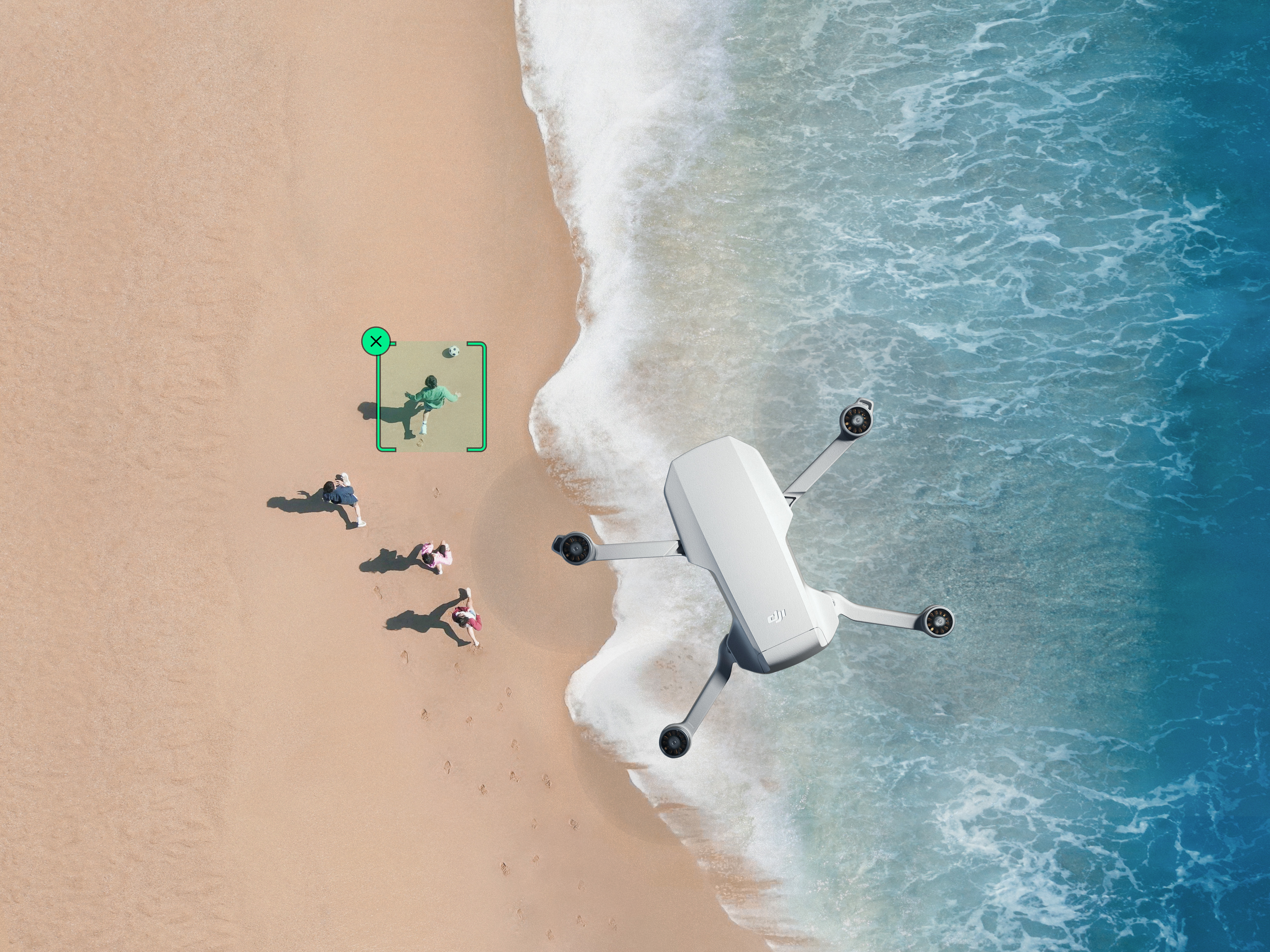 Luftaufnahme eines Strandes mit Drohne in der Luft. Menschen am Sand, Meereswellen.