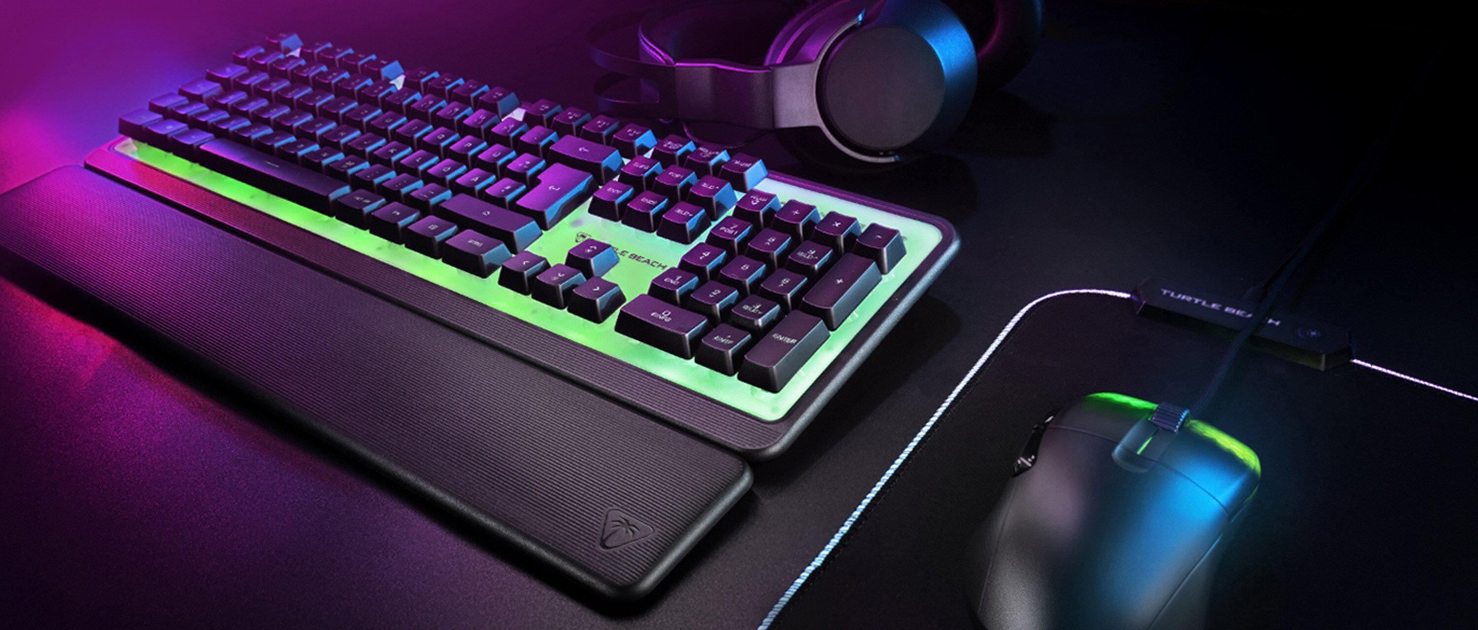 Gaming-Setup mit Tastatur, Maus und Headset. Die Tastatur hat farbige Lichter.