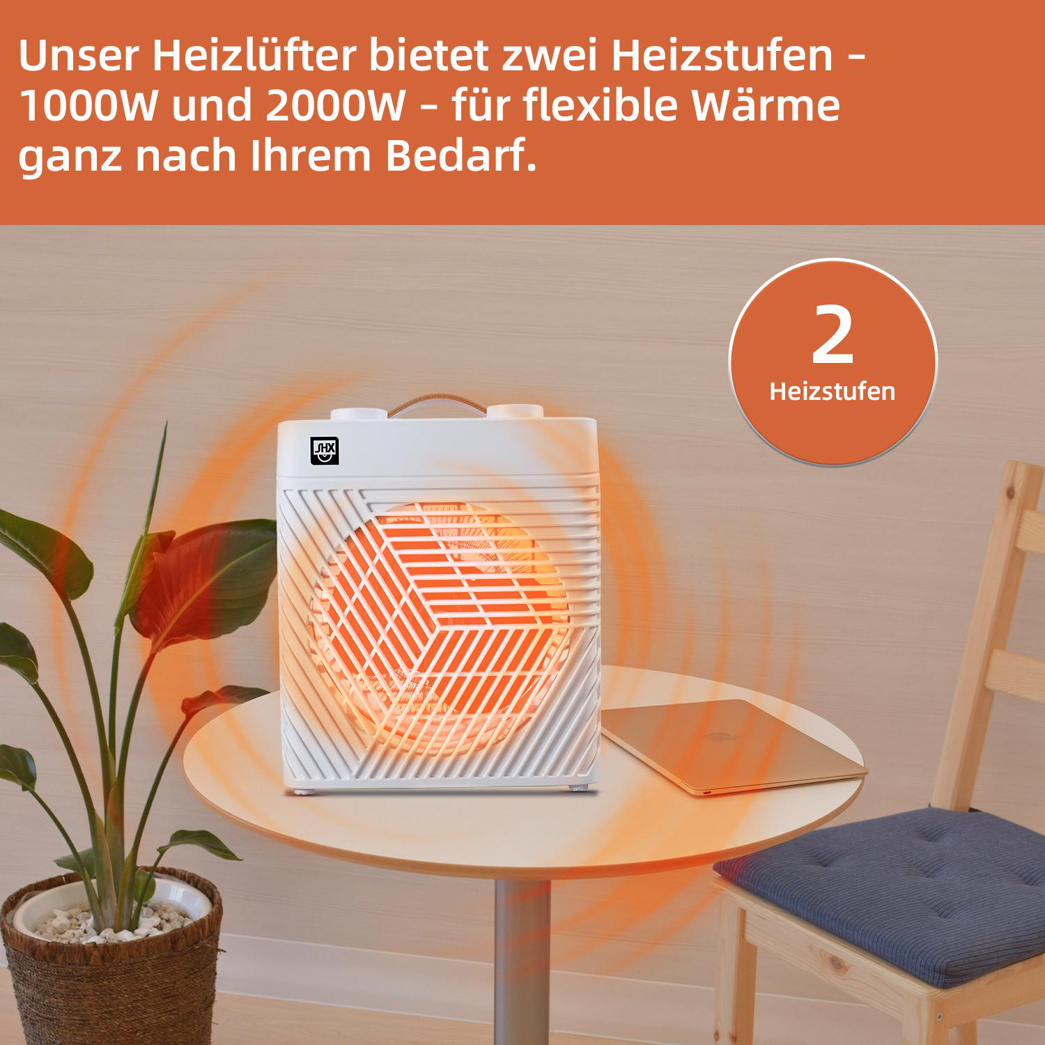 Weißer Heizlüfter mit orangefarbenem Glühen, Laptop und Pflanze auf weißem Tisch, Holzstuhl daneben.