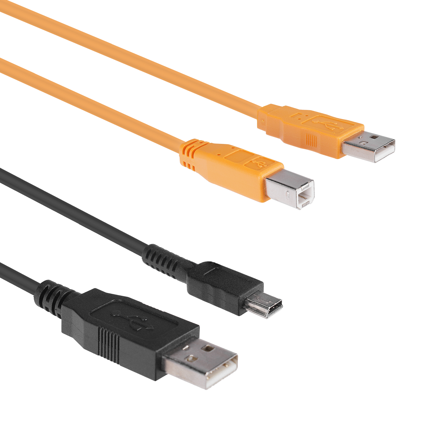 USB kabloları: turuncu ve siyah, farklı konektör tipleriyle, beyaz yüzey üzerinde.