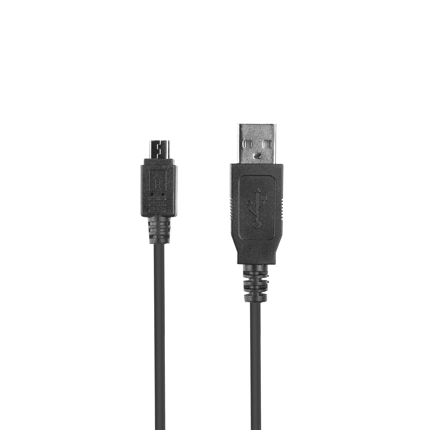 Siyah USB kablosu, konnektörler, beyaz arka plan.