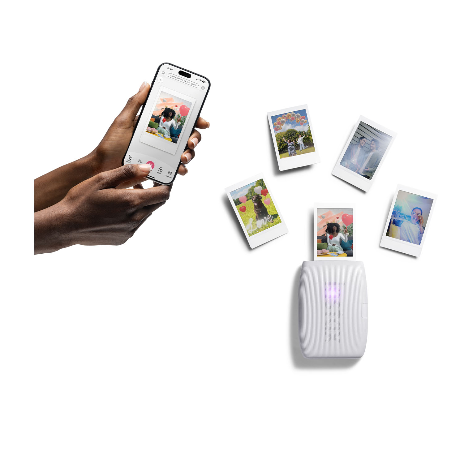 Mani che tengono un telefono con foto, con foto stampate e una stampante. Sfondo bianco.