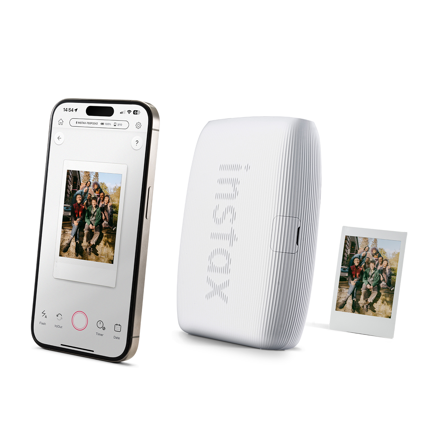 Uno smartphone che mostra una foto, una stampante Instax bianca e una foto stampata di gruppo.