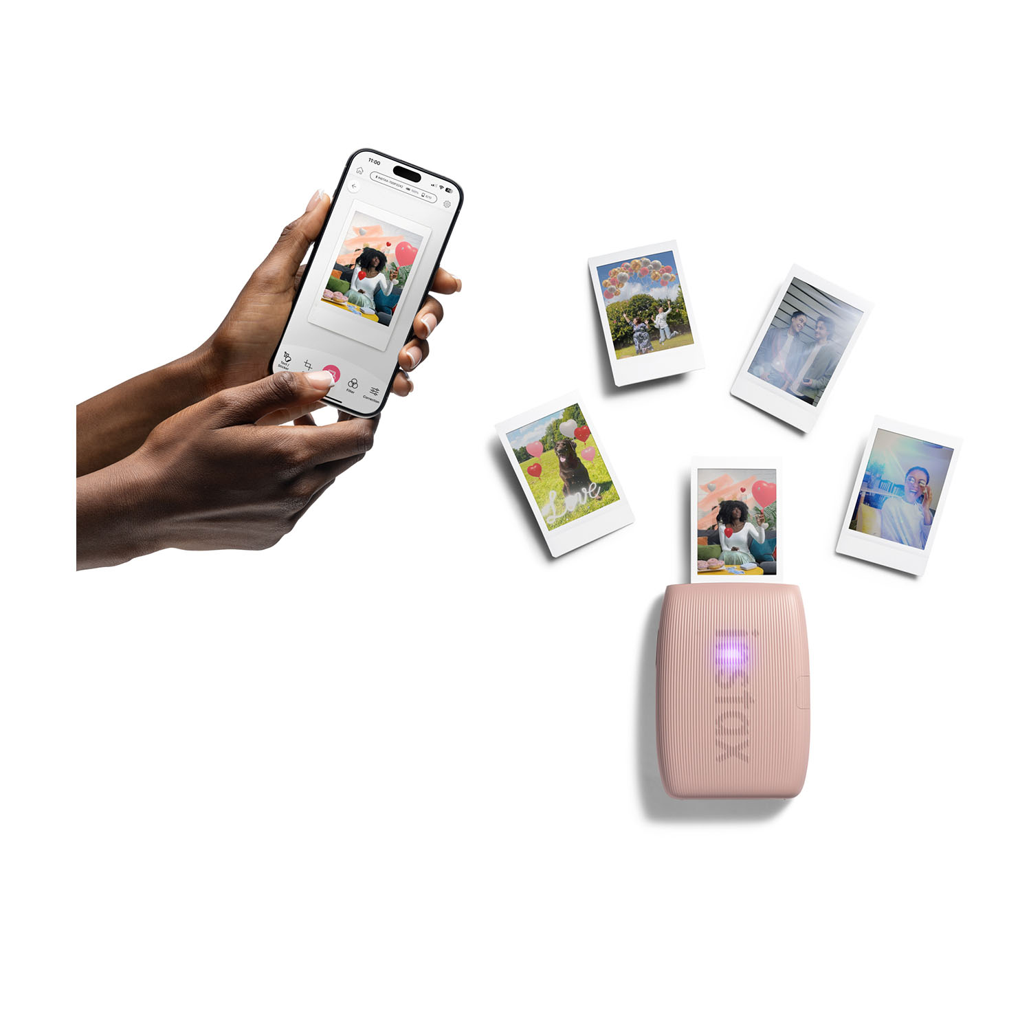 Mani con smartphone, foto e una stampante Instax rosa su una superficie bianca.