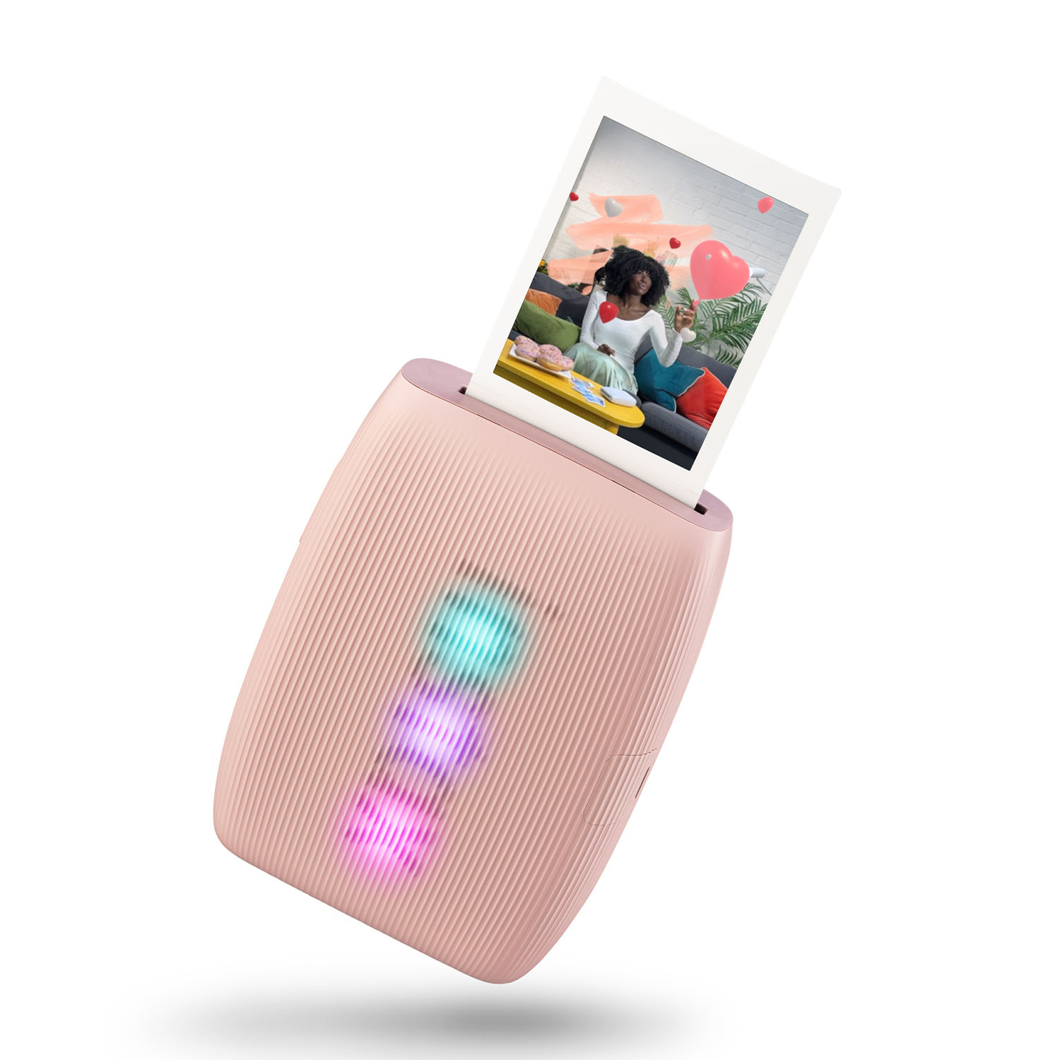 Stampante portatile rosa con una stampa fotografica in uscita. La stampante ha luci colorate. Lo sfondo è bianco.