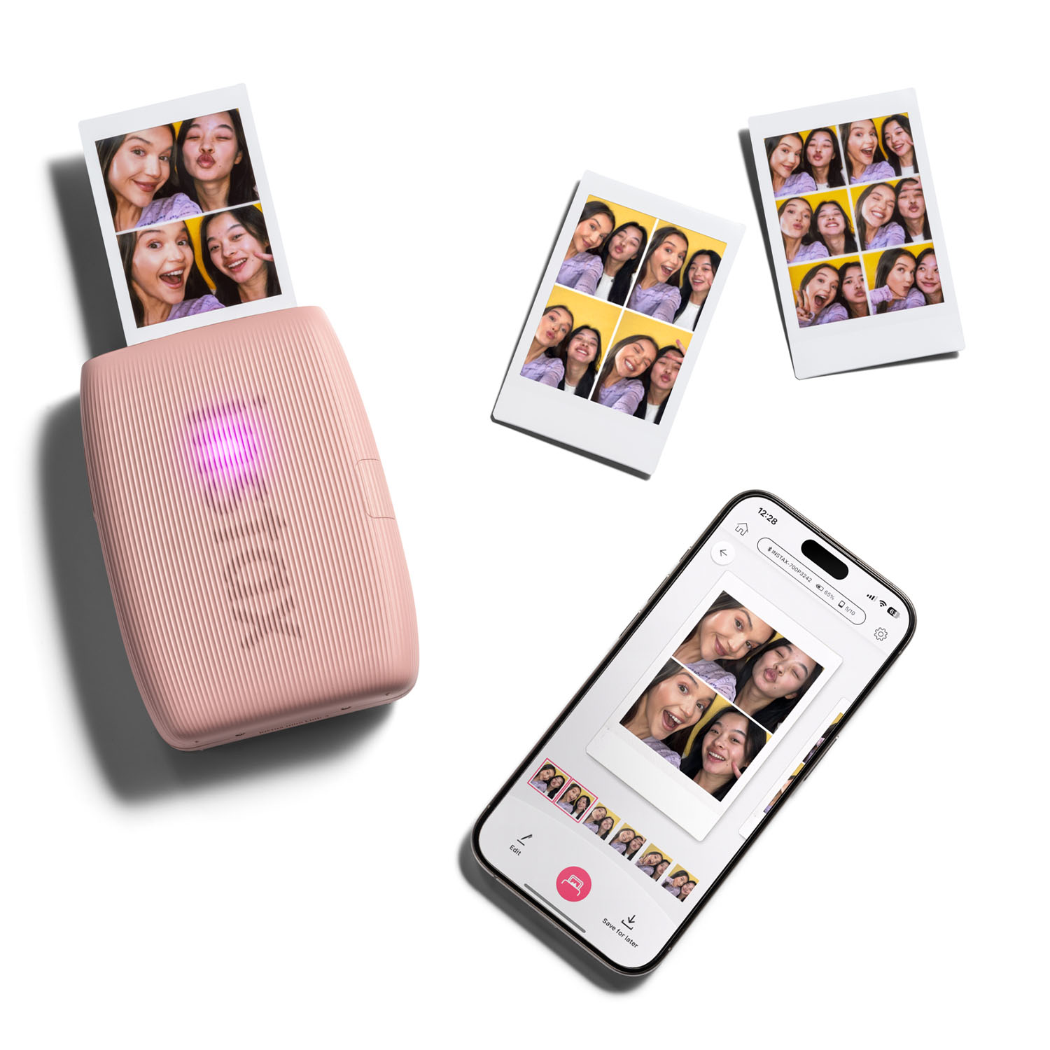 Stampante rosa con più stampe e un telefono. Le stampe mostrano foto di persone sorridenti. Il telefono mostra una foto.