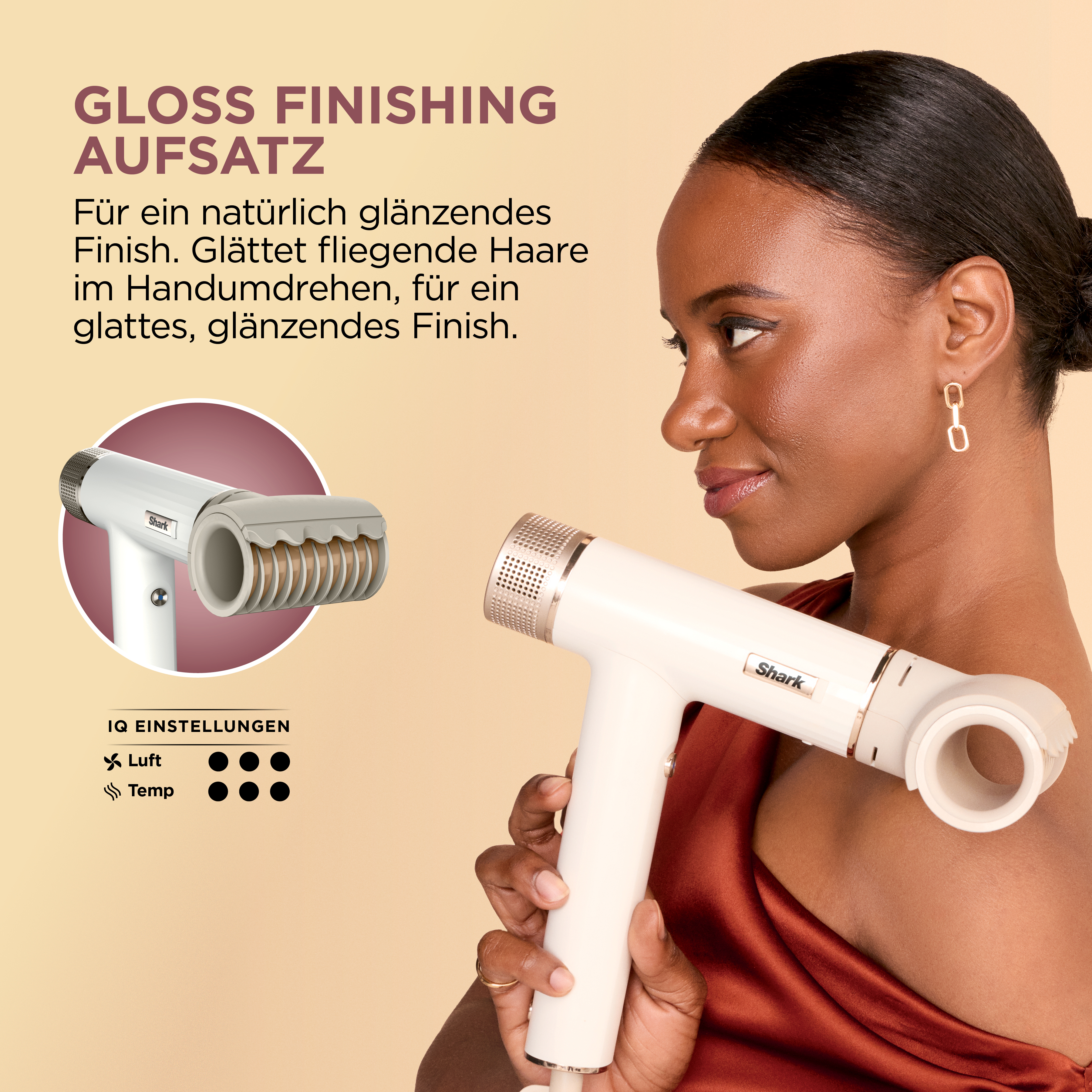 Eine Frau mit Föhn, Nahaufnahme des 'Glanz-Finish'-Aufsatzes. Beiger Hintergrund.
