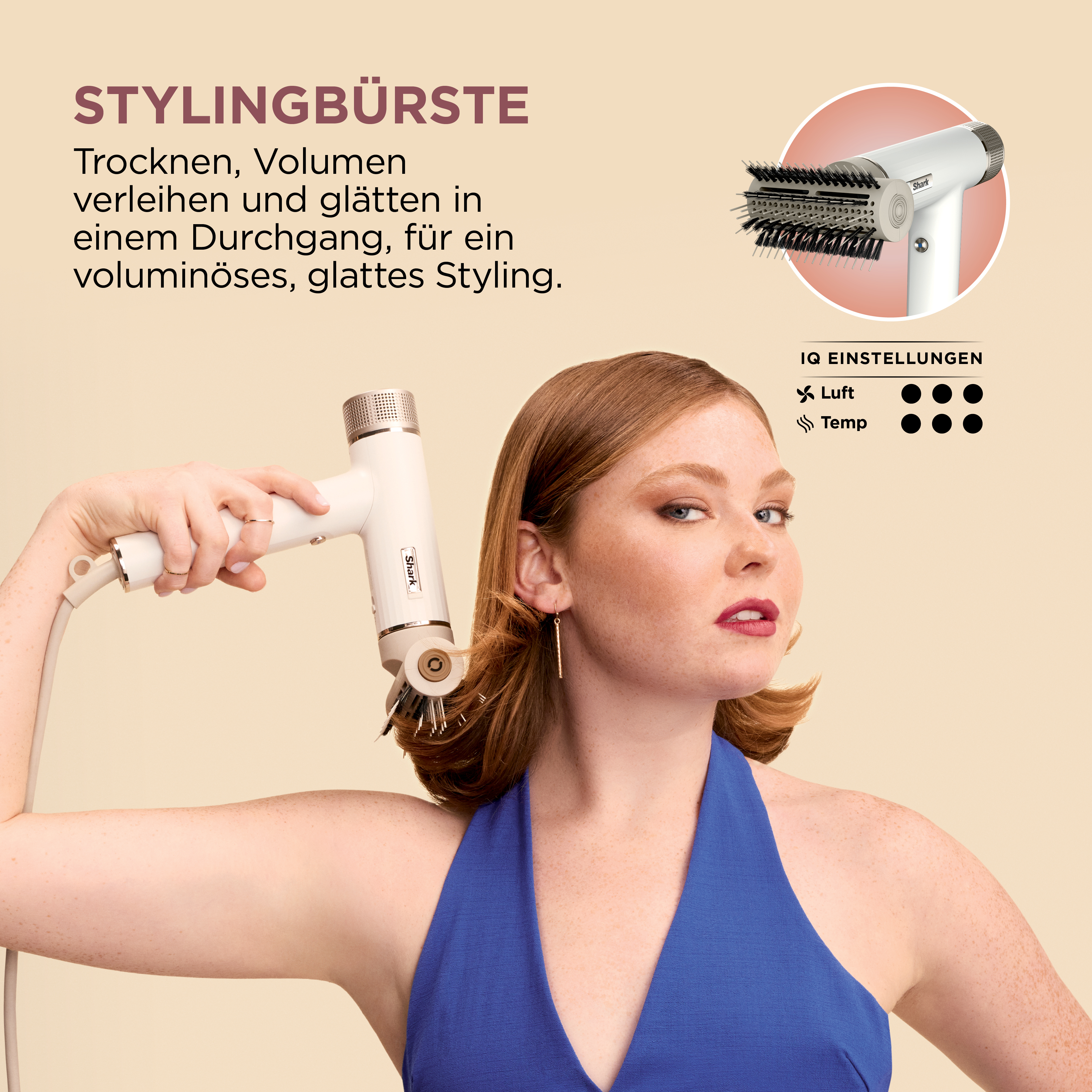 Frau hält eine Stylingbürste neben einem Produktbild. Text beschreibt die Funktionen der Bürste.