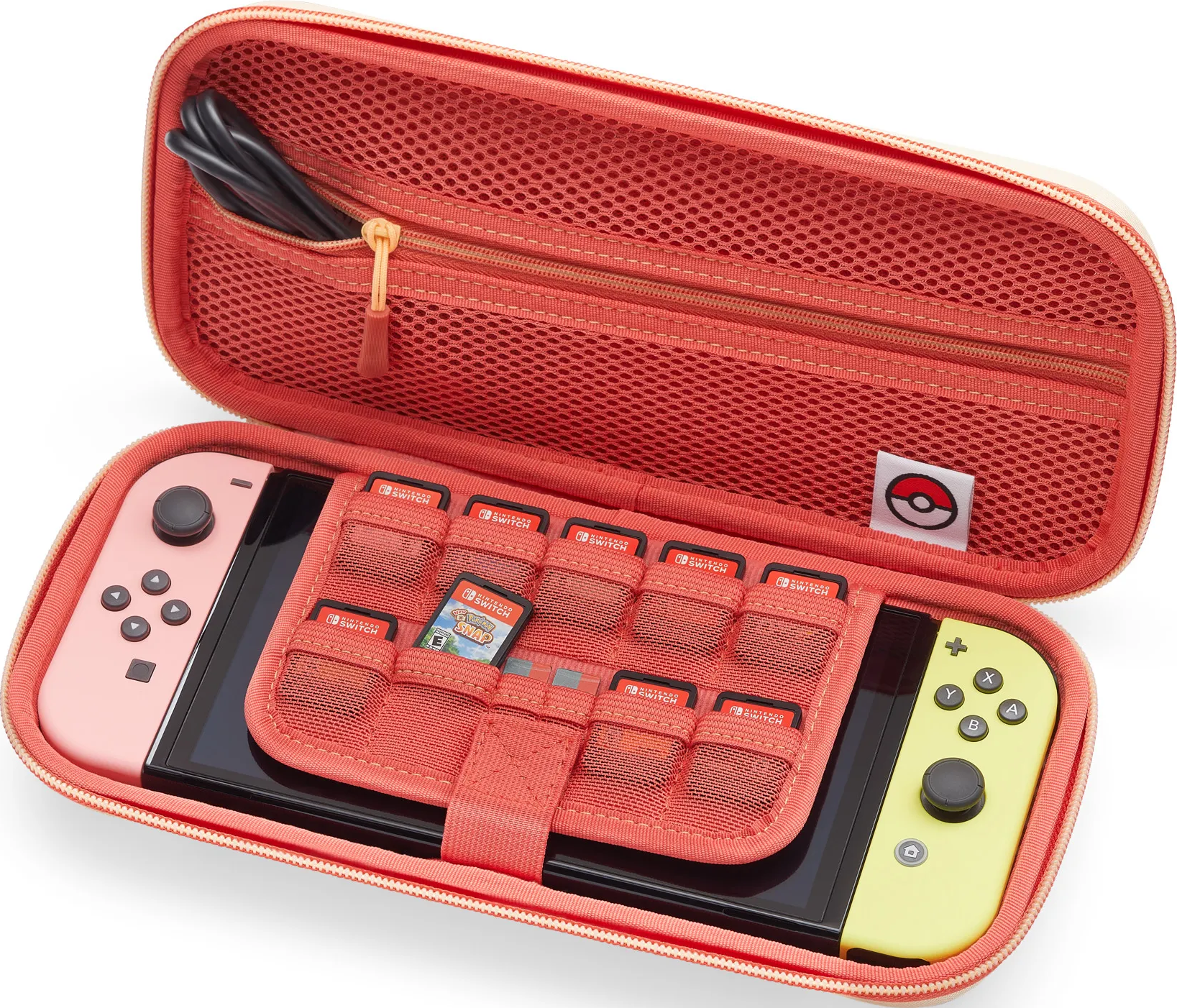 Ein offenes korallenfarbenes Switch-Etui mit einer Switch-Konsole. Enthält einen Spielkartenhalter und ein Pokemon-Logo.