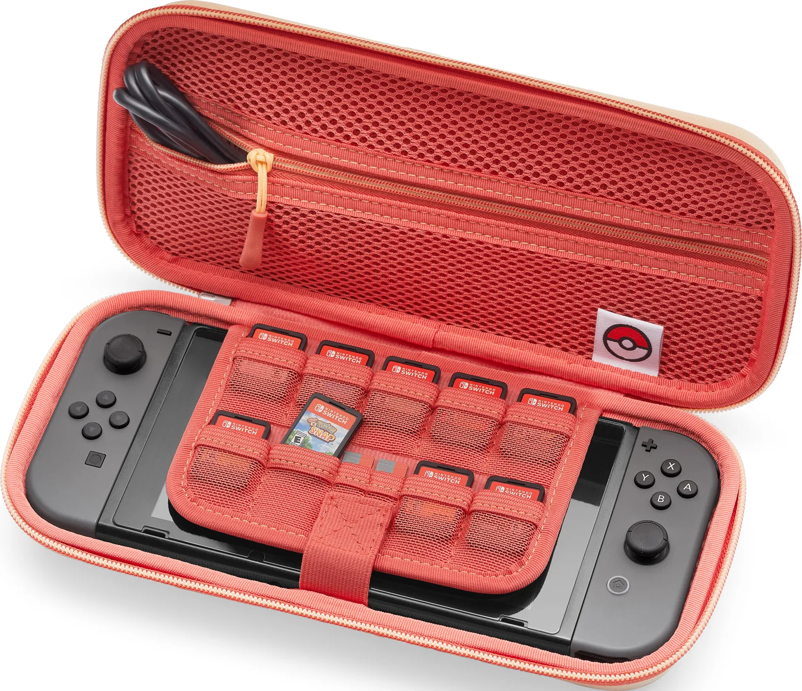 Eine offene, pfirsichfarbene Nintendo Switch-Tragetasche. Im Inneren sind ein Switch, Spielkassetten und ein schwarzes Kabel zu sehen.