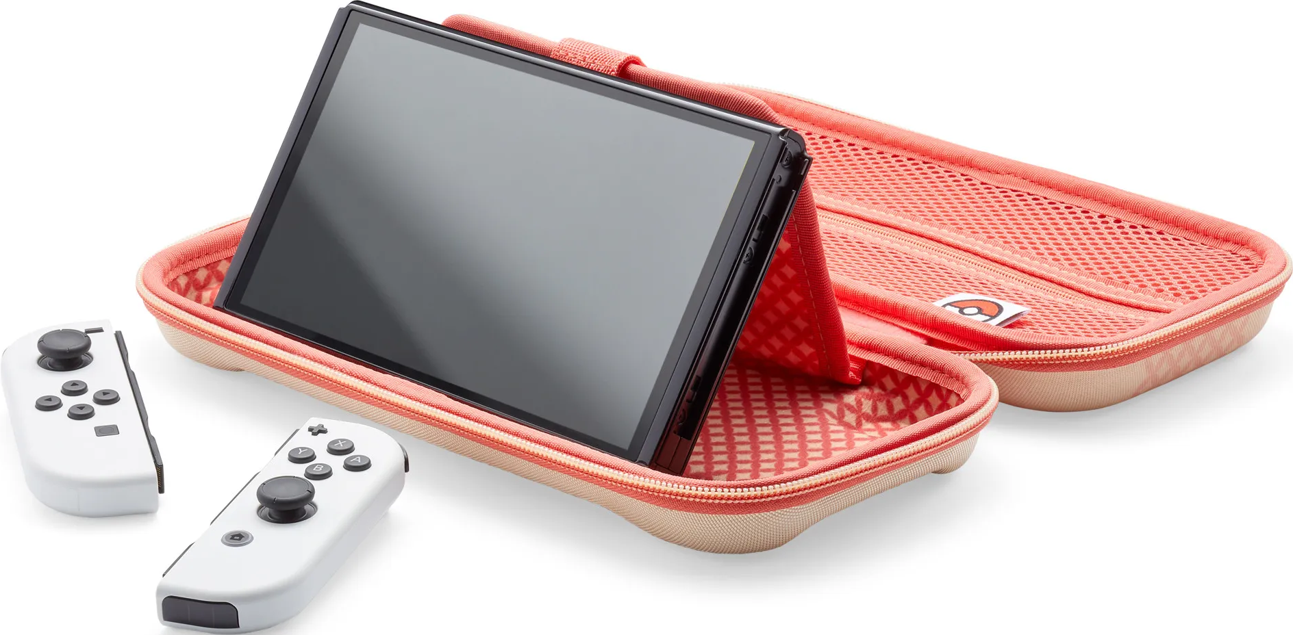 Ein Nintendo Switch in einem rosa Koffer mit weißen Controllern. Der Koffer ist geöffnet und die Konsole ist hochgeklappt. Ein Pokemon-Logo ist auf dem Koffer.