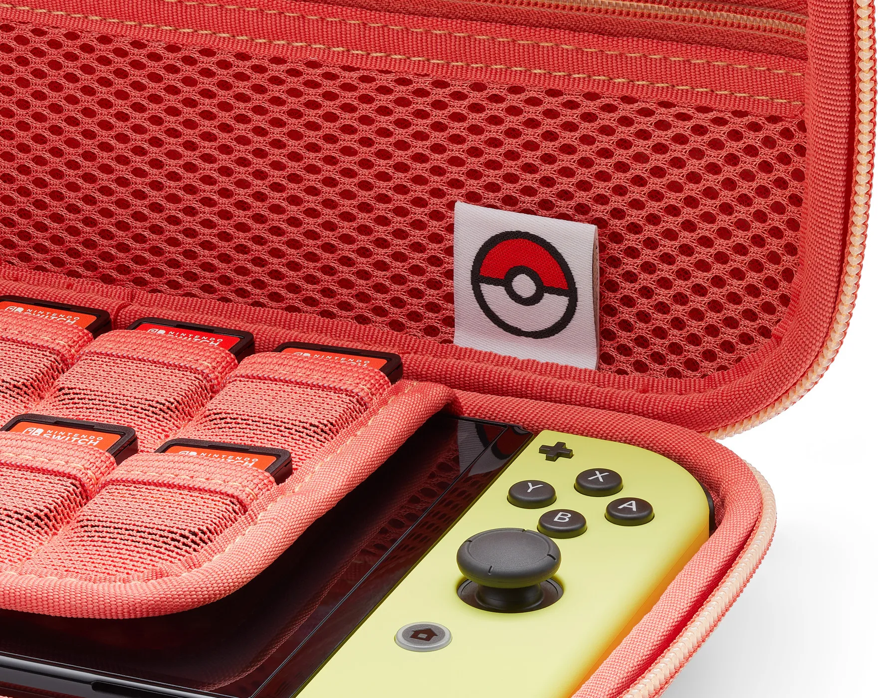 Ein rotes Nintendo Switch-Etui mit Pokémon-Logo. Innen sind ein gelber Controller und Spielkassetten zu sehen.
