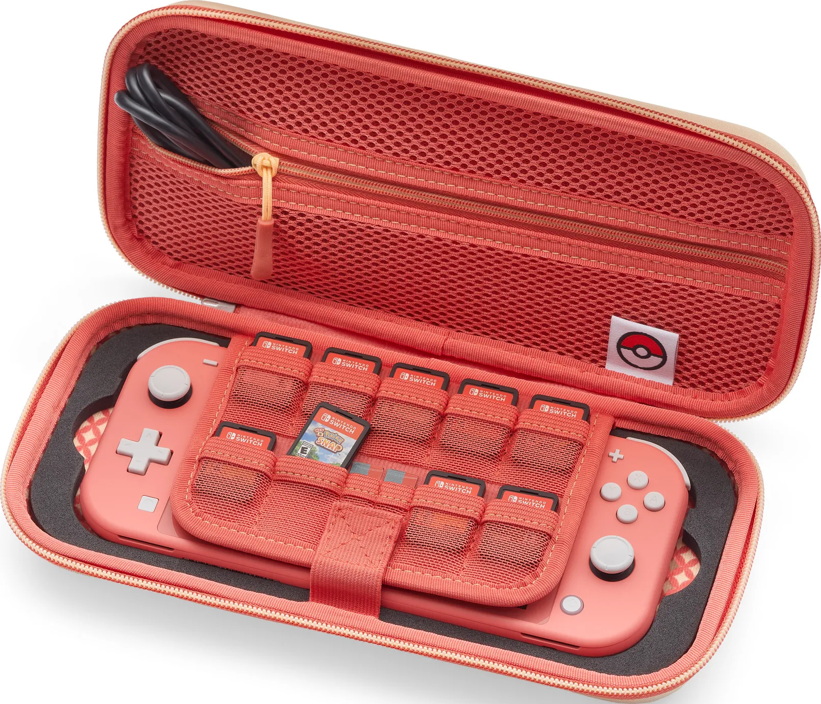 Offener korallenfarbener Switch-Koffer mit Switch Lite, Spielkassetten und einem schwarzen Kabel. Pokemon-Logo sichtbar.
