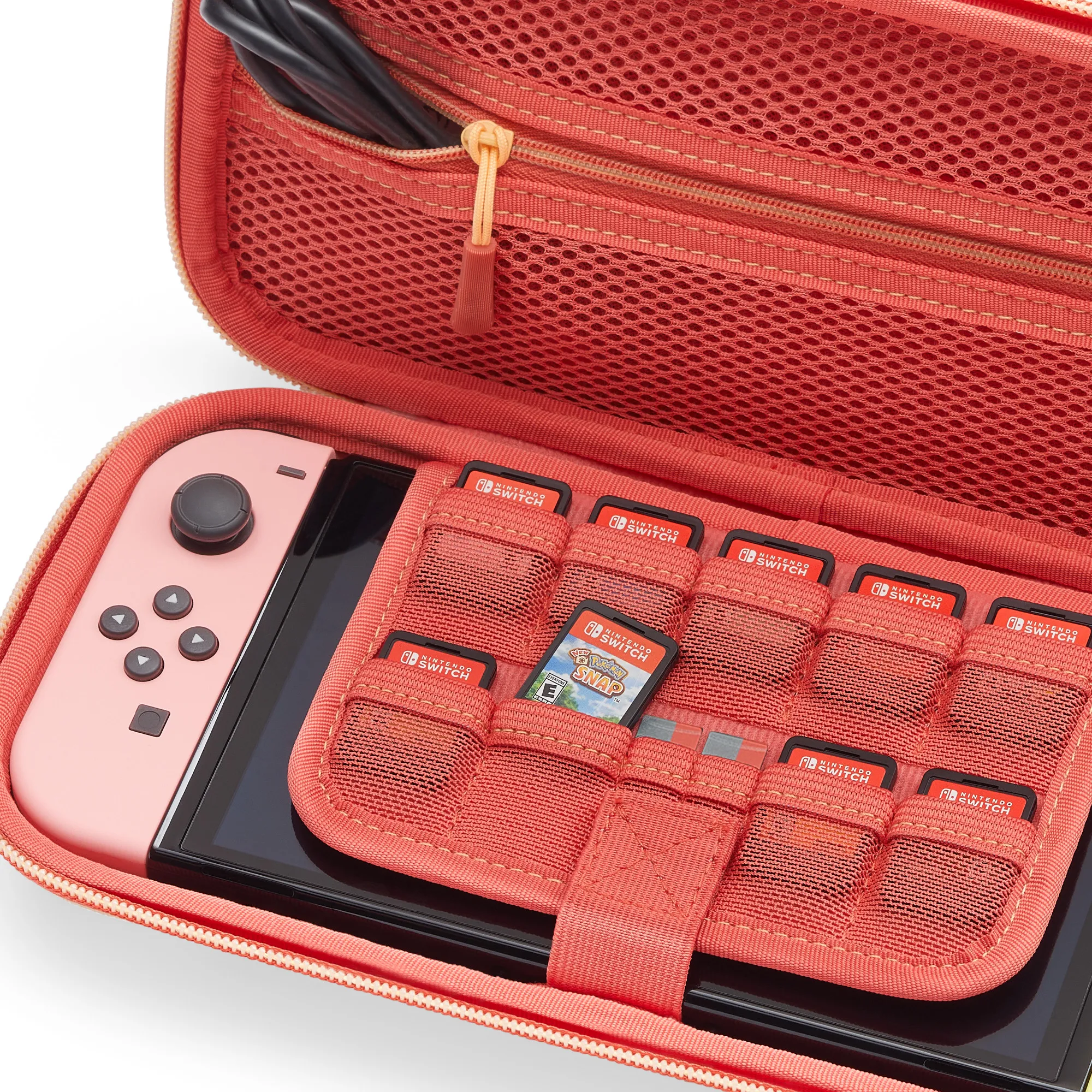 Eine korallenfarbene Switch-Hülle ist geöffnet. Im Inneren befinden sich die Switch, Spielkassetten und ein Controller.