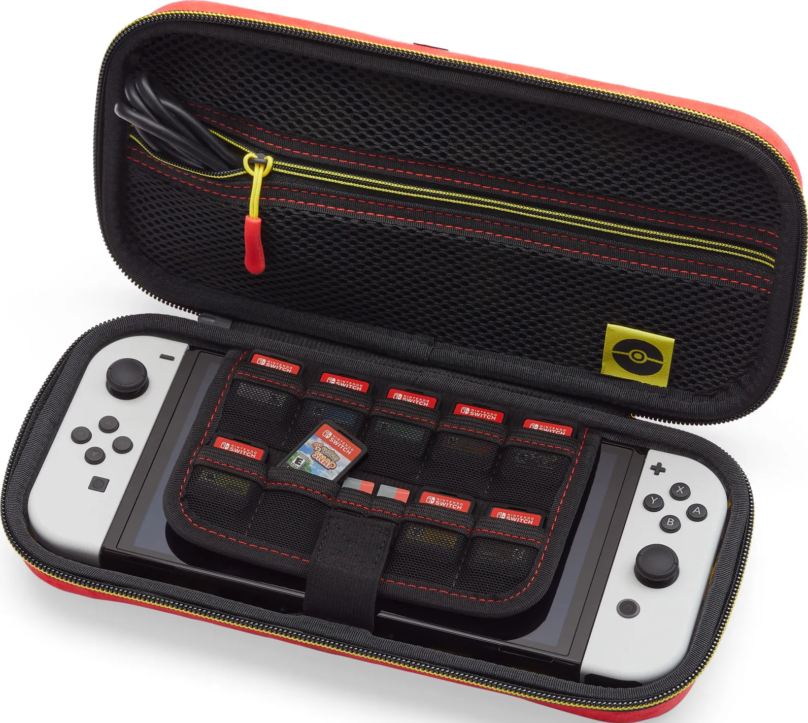 Offene rote und schwarze Switch-Hülle. Eine Switch-Konsole und Spiele sind darin. Ein schwarzes Kabel ist sichtbar.