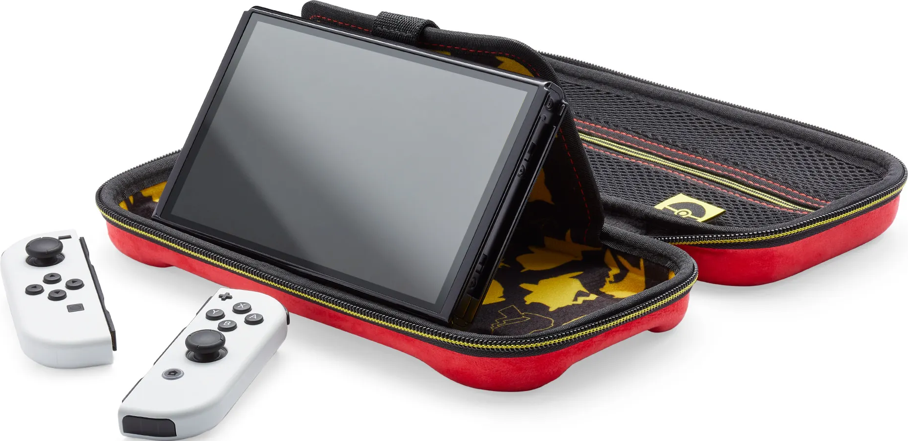 Nintendo Switch Konsole in einem rot-gelben Etui, mit zwei weißen Controllern.