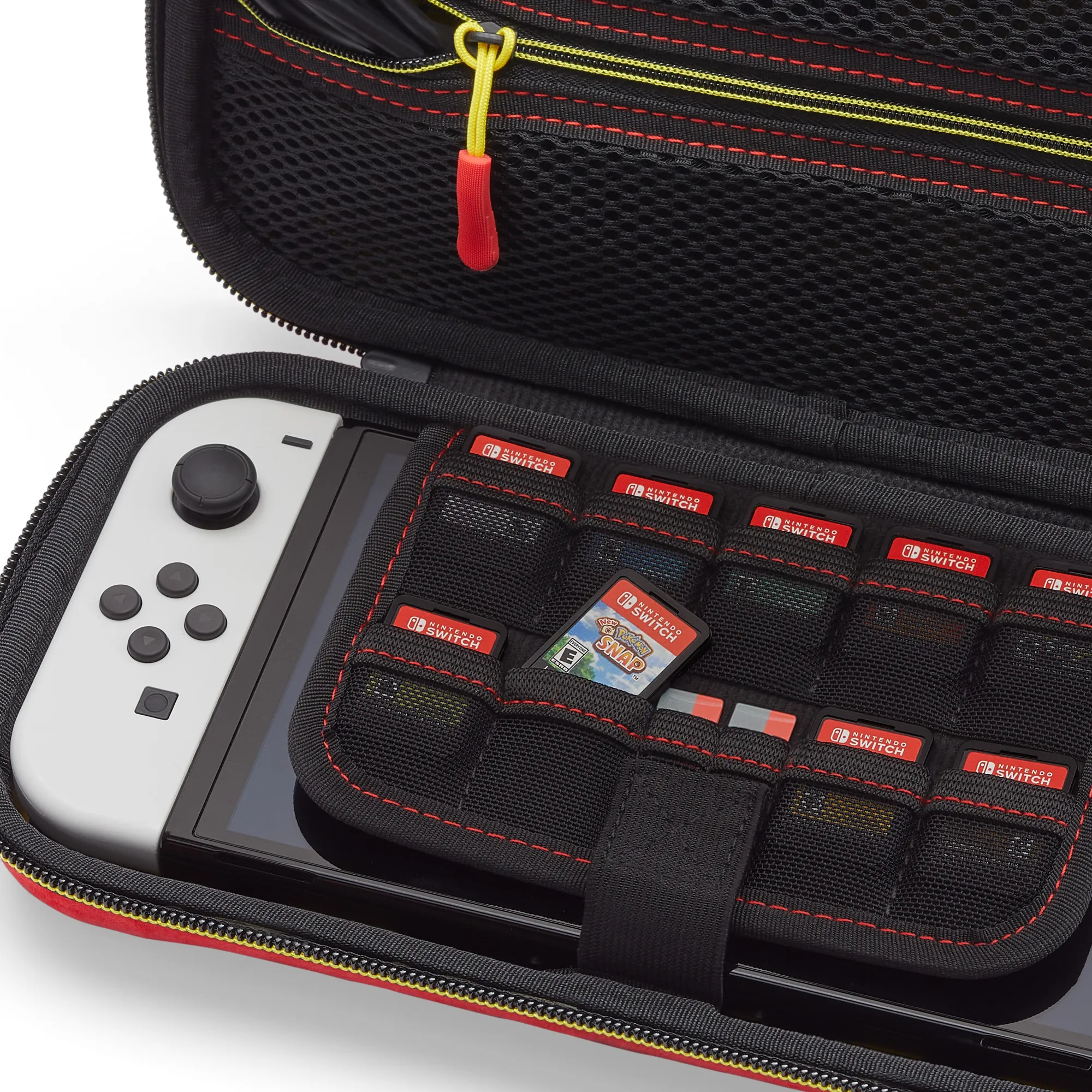 Offene rote und schwarze Nintendo Switch Tragetasche mit Switch und Spielkassetten.