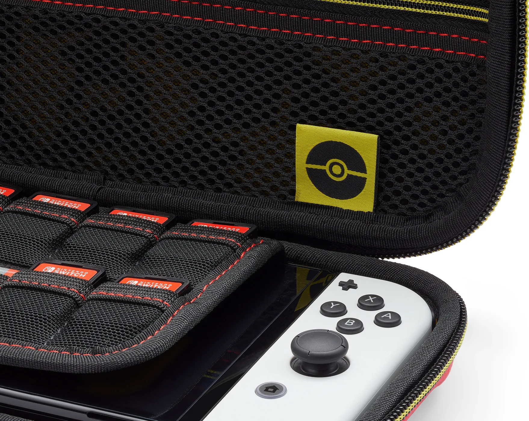 Nahaufnahme eines Switch-Spiel-Cases, geöffnet zur Anzeige von Spielkassetten.