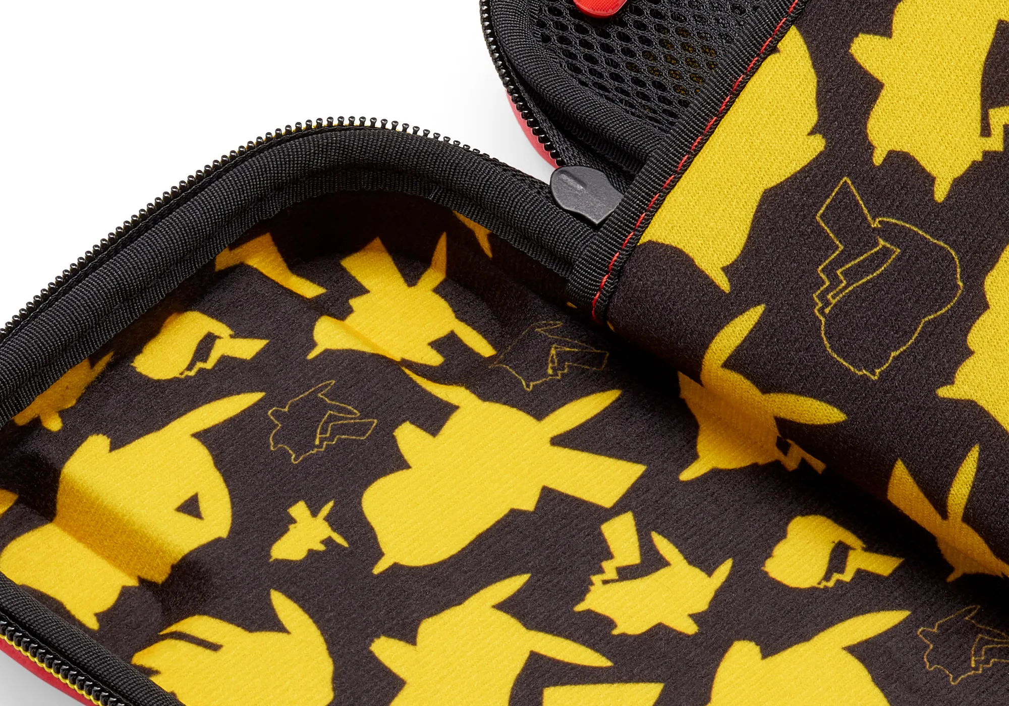 Innenseite einer Nintendo Switch-Hülle, mit gelben Pikachu-Silhouetten.