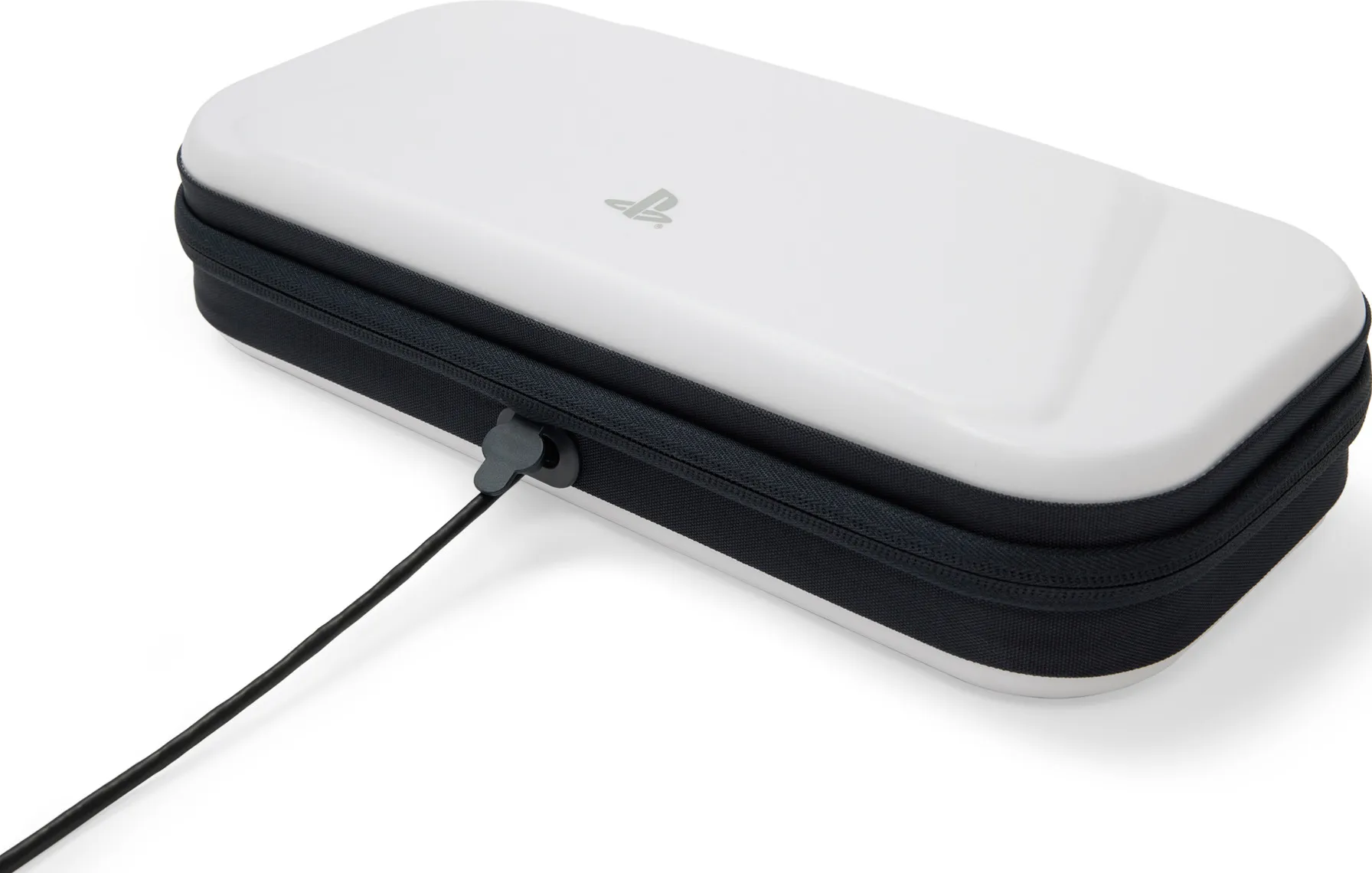 Un étui blanc avec une fermeture éclair noire et un symbole PlayStation, avec un câble branché.