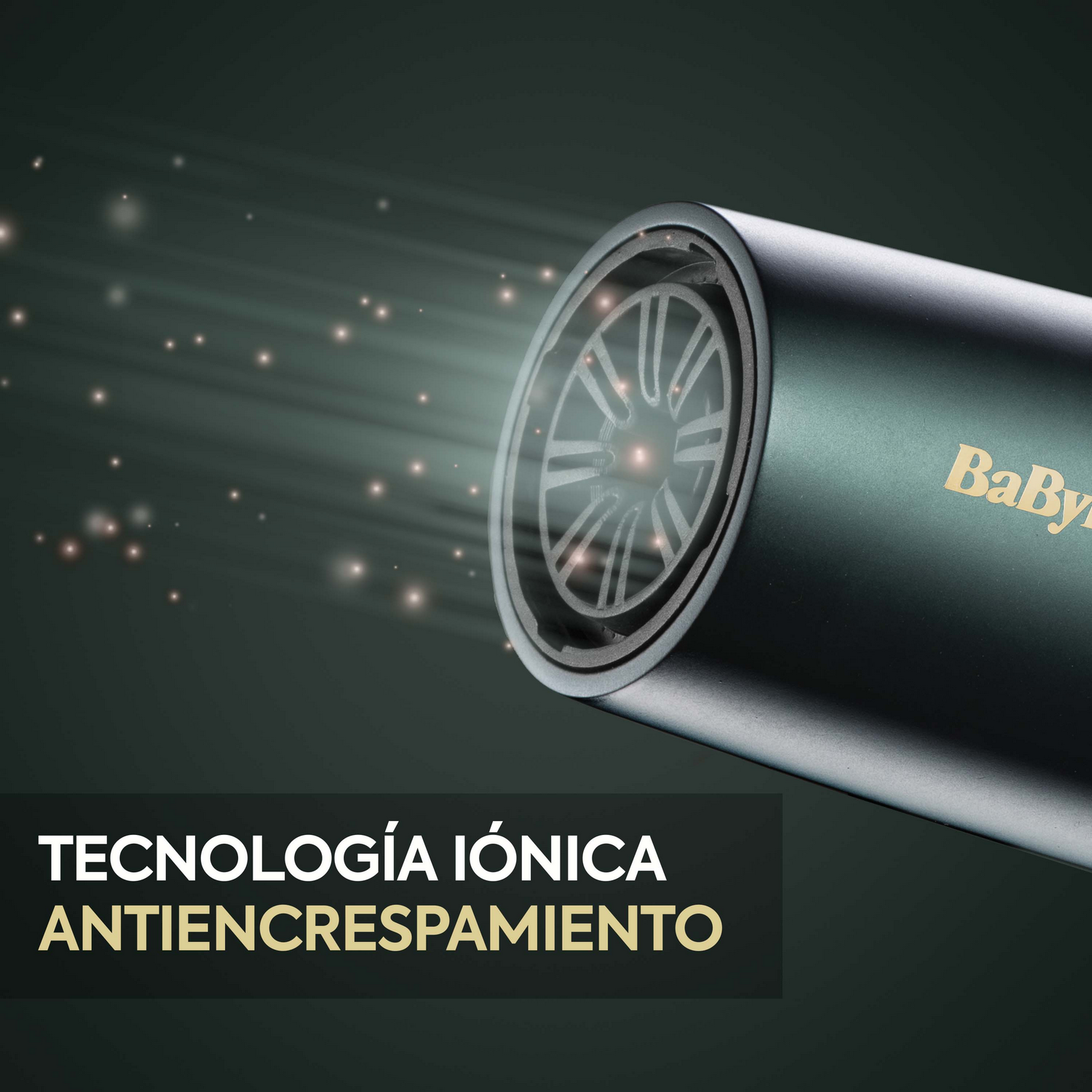 La parte trasera de una silla gaming Razer negra sobre fondo blanco.