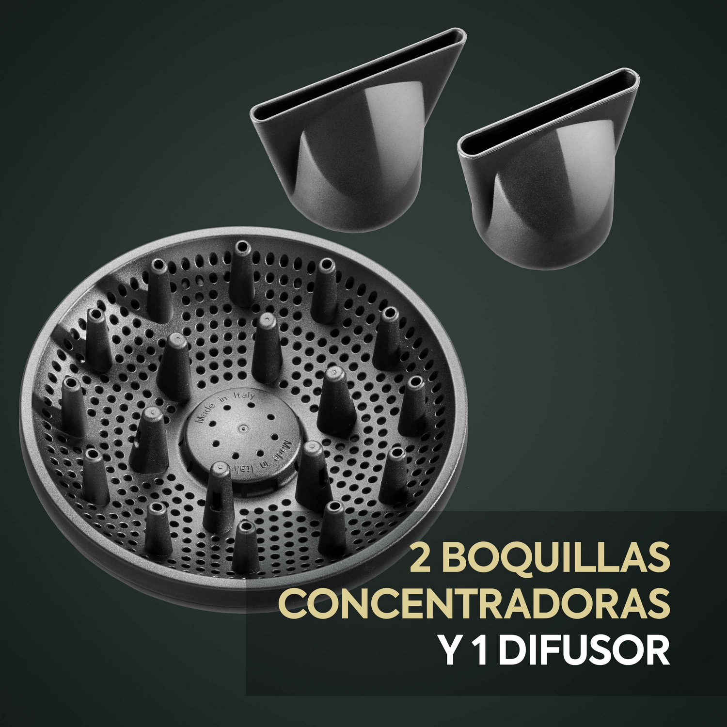 Accesorios de secador de pelo: dos boquillas y un difusor sobre fondo verde oscuro.