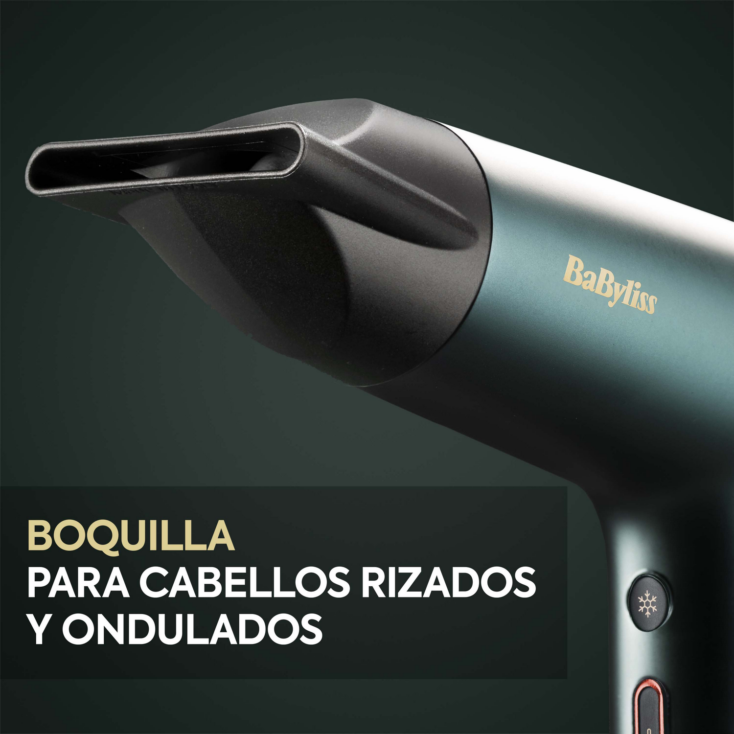 Secador de pelo negro y verde azulado con boquilla. El texto indica que es para cabello rizado y ondulado.