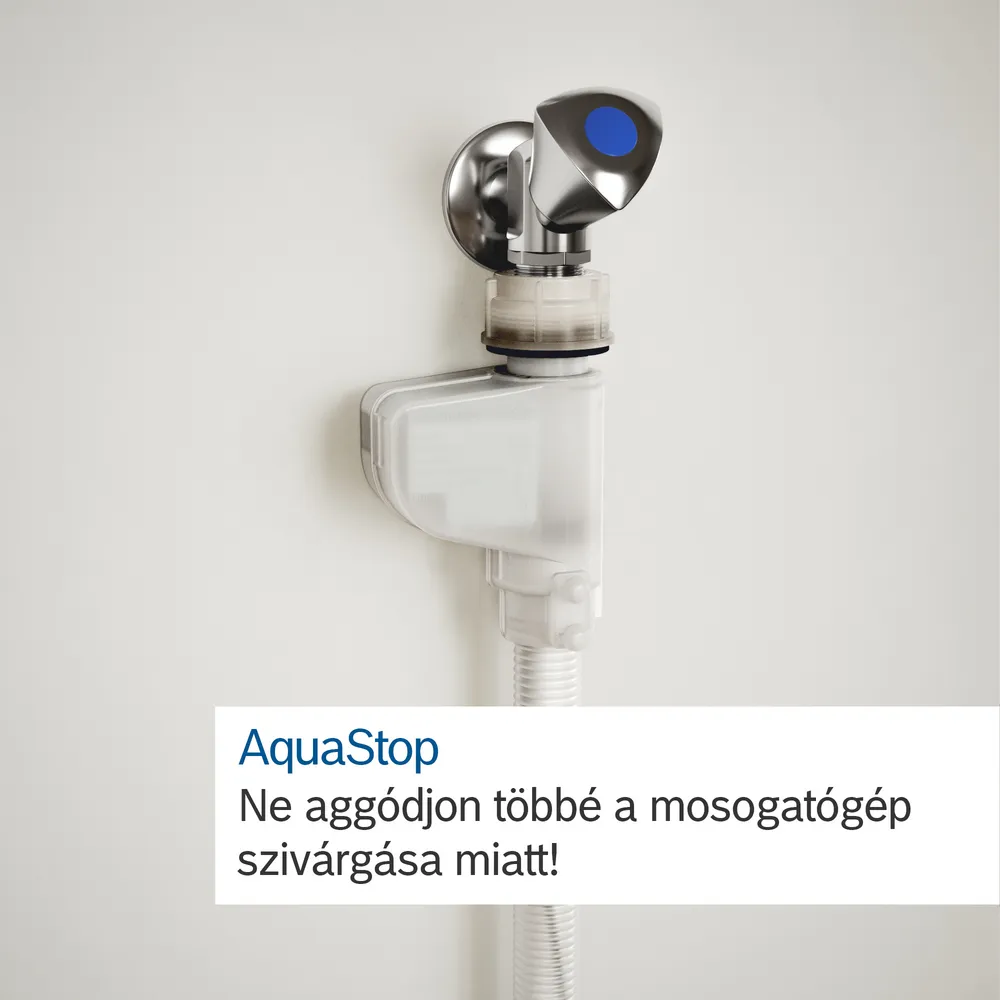 Egy AquaStop eszköz falra szerelve, magyar nyelvű szöveggel.