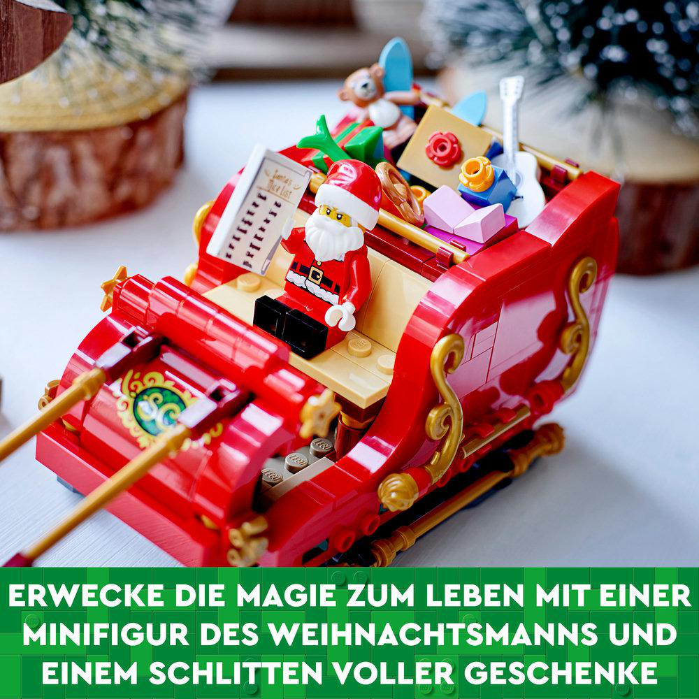 Ein Lego-Weihnachtsmann auf einem roten Schlitten mit Geschenken.