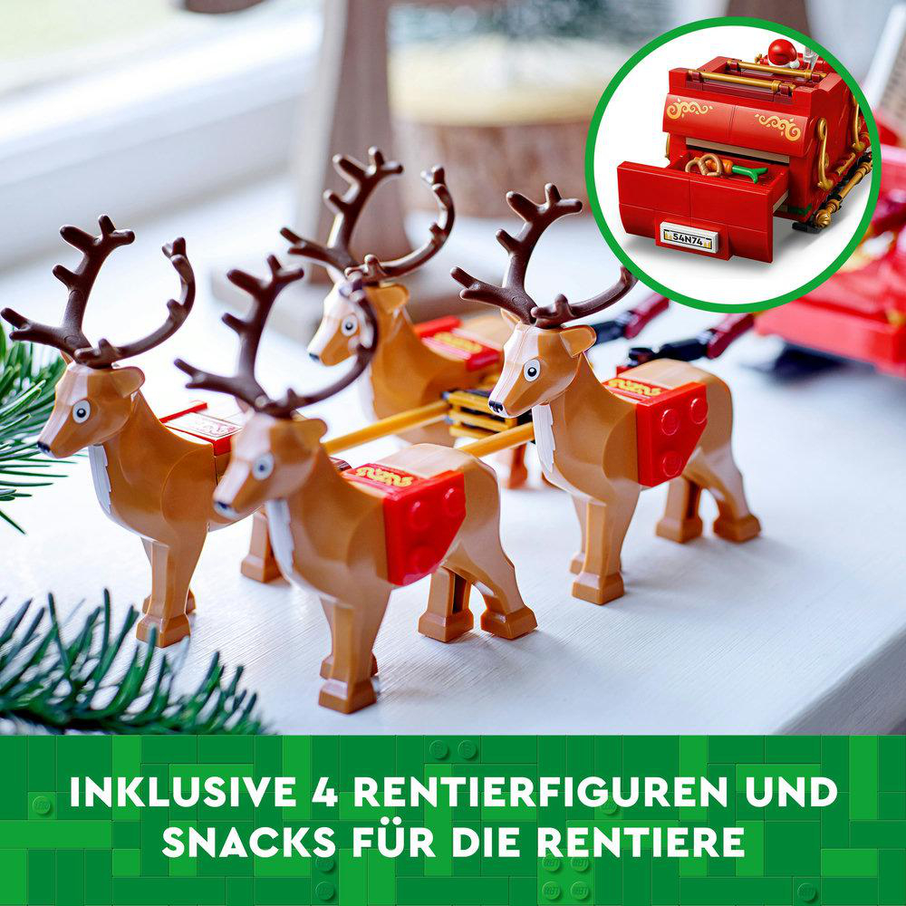 Spielzeug-Rentierfiguren ziehen einen Schlitten. Vier Rentiere, rote Satteltaschen.